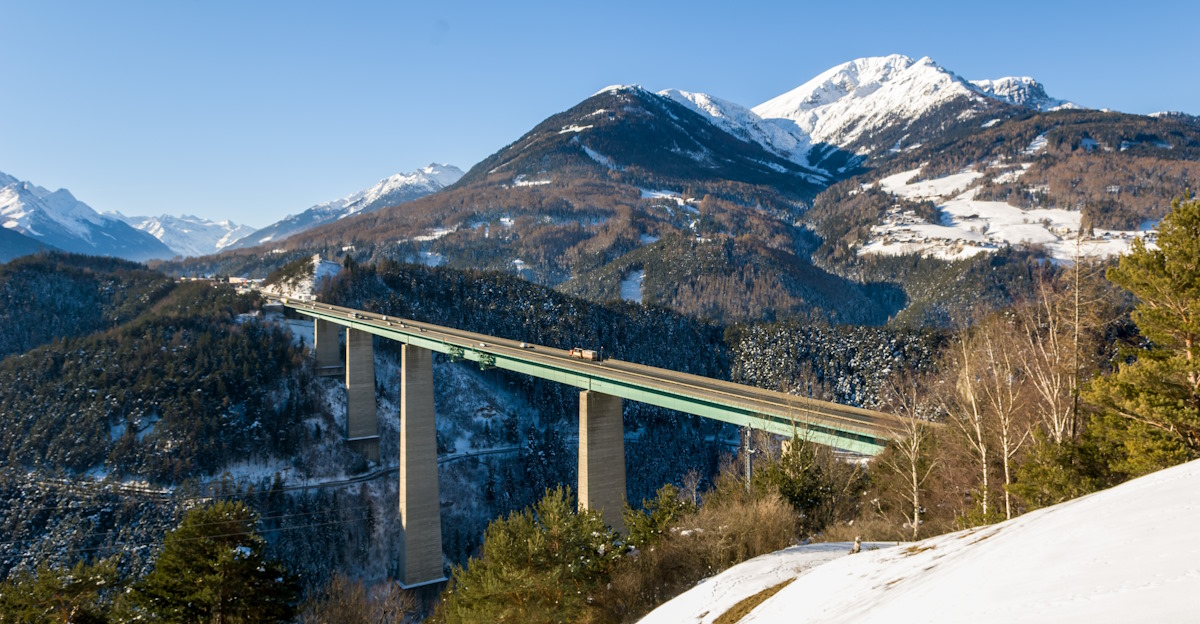 Brenner mit Europabrücke im Winter