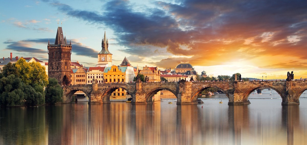 Die "goldene Stadt" Prag mit Karlsbrücke in der Abendsonne