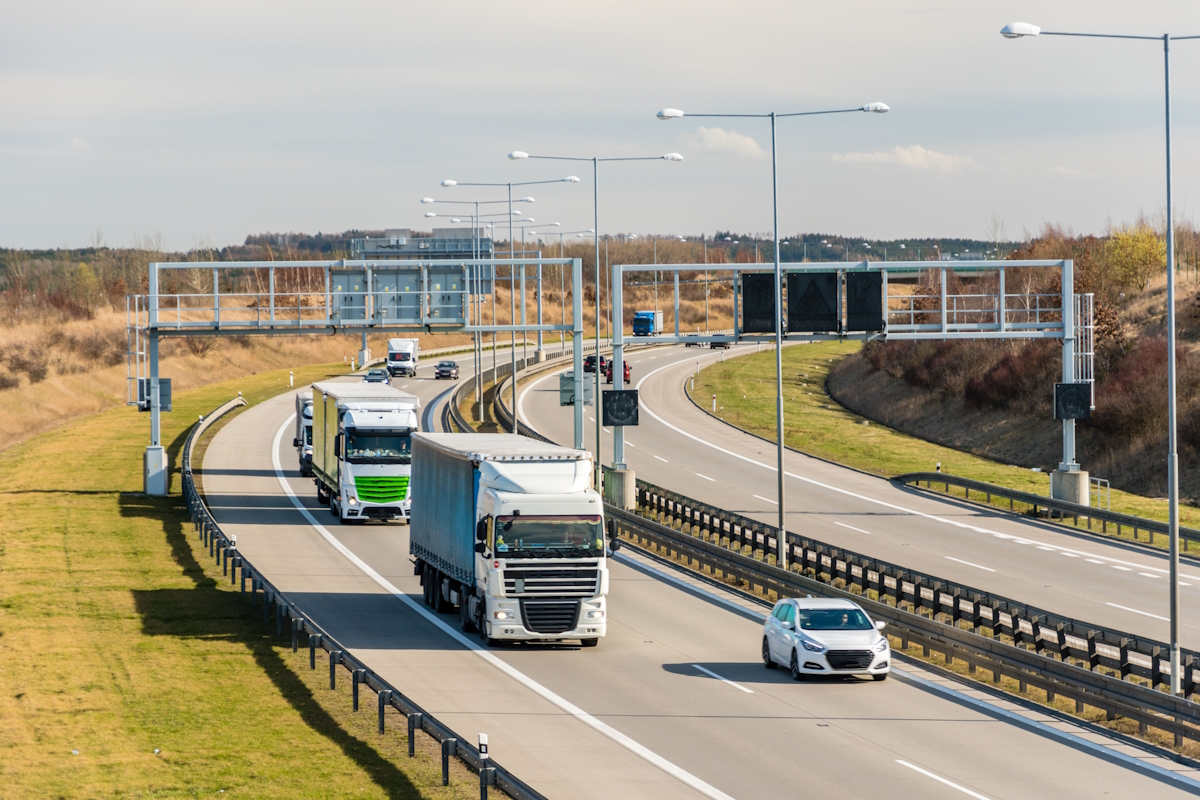 Autobahn in Tschechien mit Mautkontrollbrücken